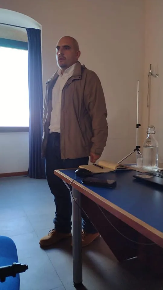 Caracciolo Colmenares durante una lezione di marketing digitale e formazione professionale
