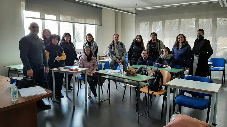 Aula di formazione con partecipanti durante un percorso di marketing digitale